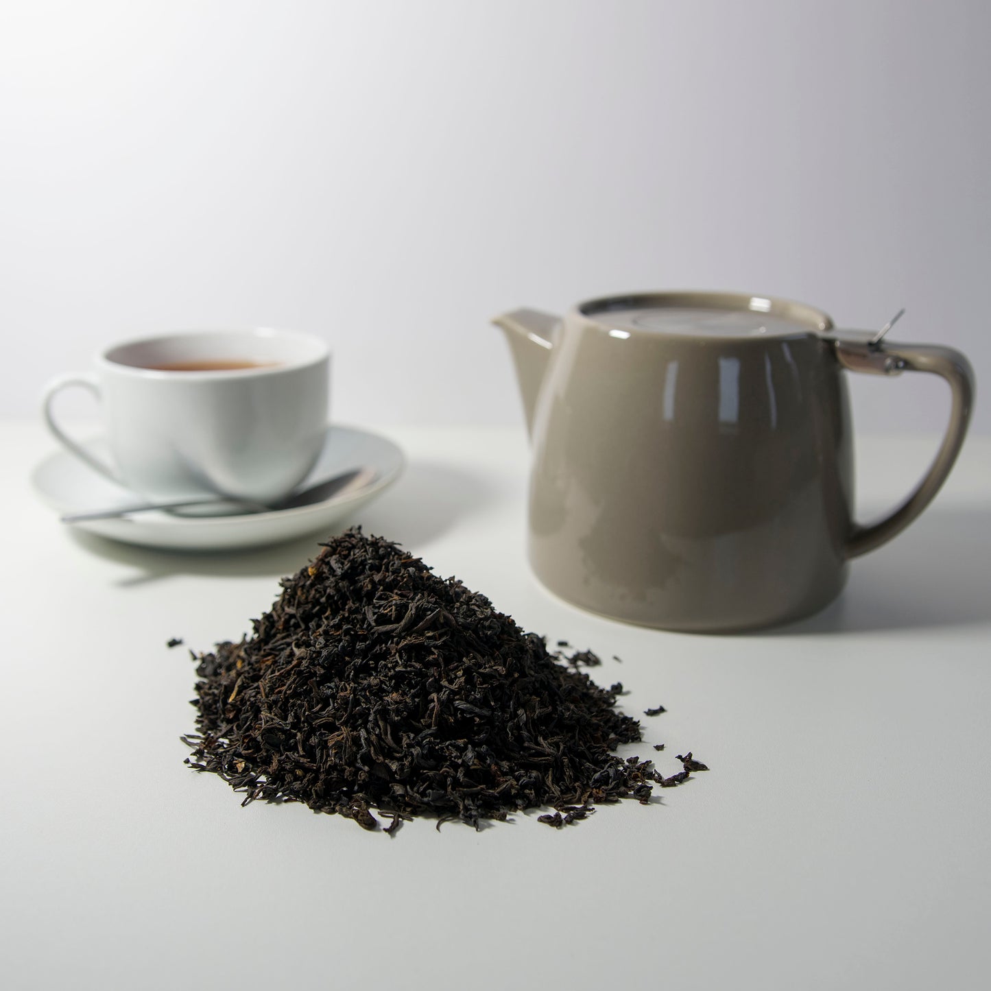 english breakfast black tea teapot teacup 