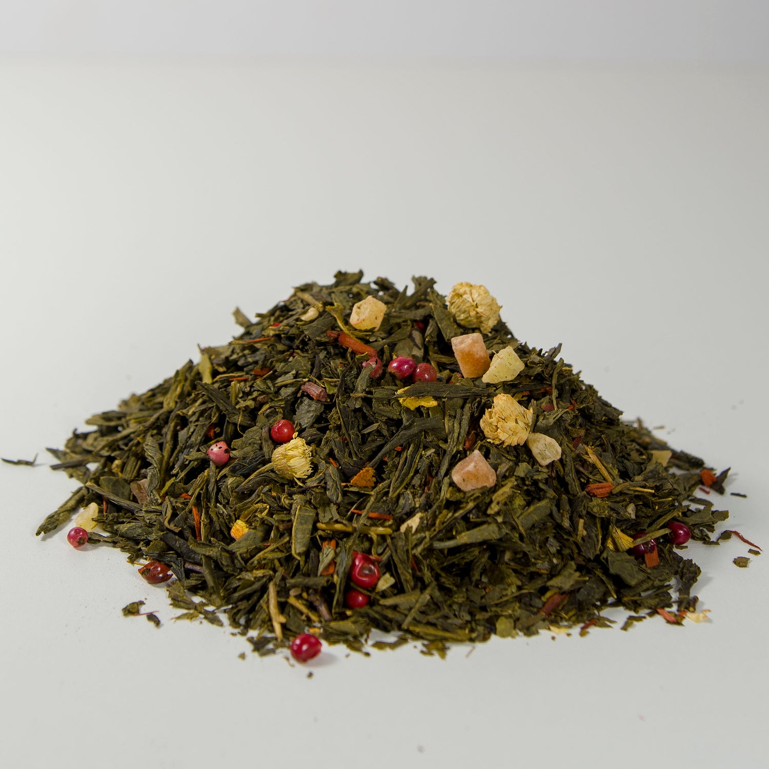 China Sencha green tea, licorice, sandalwood, red peppercorns, aroma, Roman chamomile, Papaya, Pineapple. Contains calcium chloride.